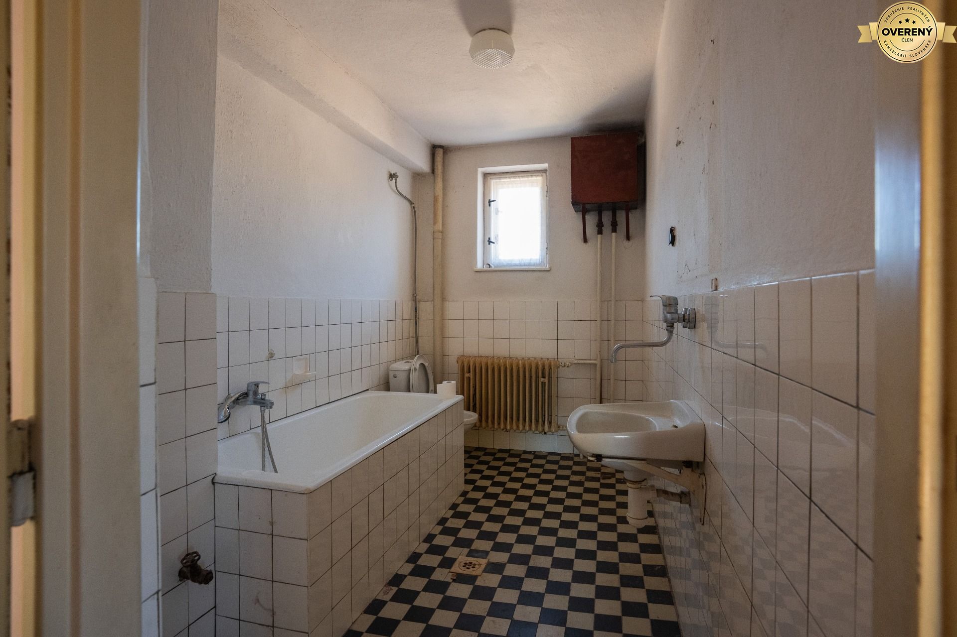 JUR069512.jpg